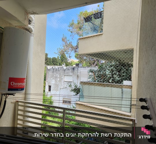 רשת למניעת כניסת יונים במרפסת בניין